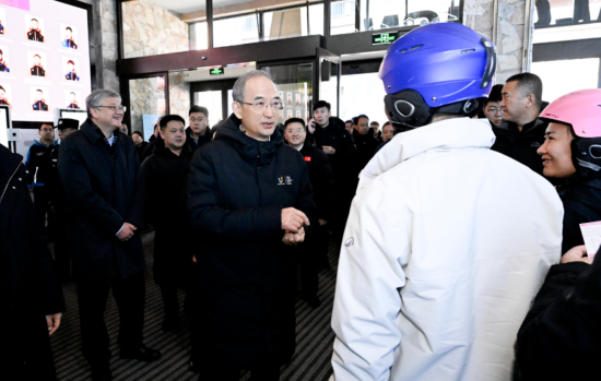 11��22��������ʡ2025-2026��ѩ���_���ߵ�31�ü����Fڡ��ѩ��(ji��)�_Ļʽ�ڼ����������ɻ����ȼم^(q��)�e����ʡί��ӛ�S��(qi��ng)��ѩ�ߴ�d�c��ʡ�ο��H�н�����