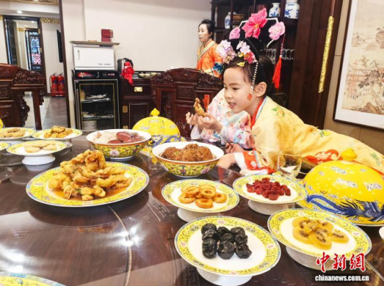 2��5�գ�����ʡ�������������M����Сʳ��Ʒ�L���M��˴��롱����������ӛ�� ʯ���� �z